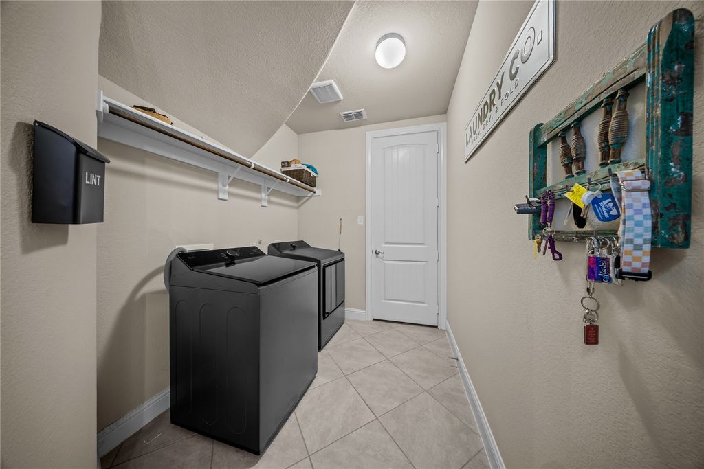 Image 33 of property listing at 6510 Loire Valley Drive, Rowlett, TX 75088