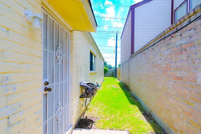 8615 Belle Park Drive, Houston, TX 77099