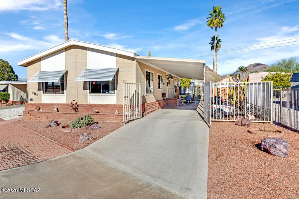 5700 W Box R Street, Tucson, AZ 85713