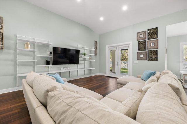 3211 MORAN ROAD, Tampa, FL 33618