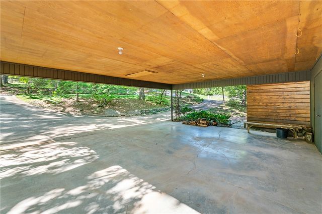1000 E Oaks Manor Drive, Fayetteville, AR 72703