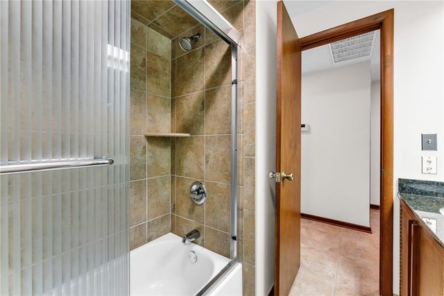 1000 E Oaks Manor Drive, Fayetteville, AR 72703