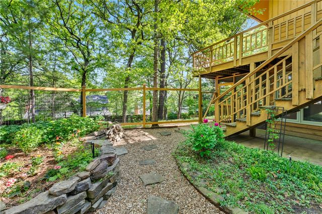1000 E Oaks Manor Drive, Fayetteville, AR 72703
