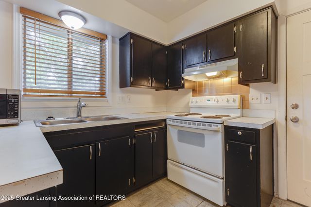 2039 Holly Way, Lansing, MI 48910