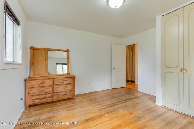 2039 Holly Way, Lansing, MI 48910