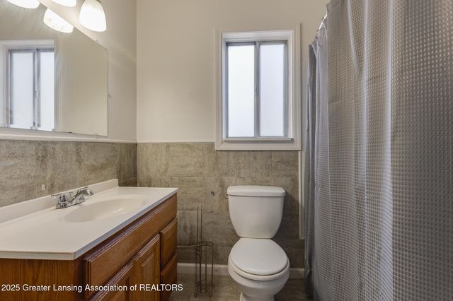 2039 Holly Way, Lansing, MI 48910