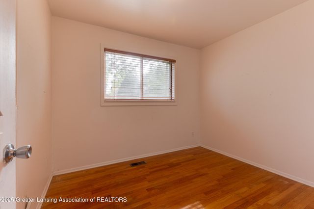 2039 Holly Way, Lansing, MI 48910