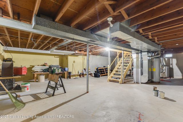 2039 Holly Way, Lansing, MI 48910