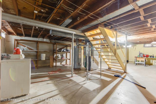 2039 Holly Way, Lansing, MI 48910