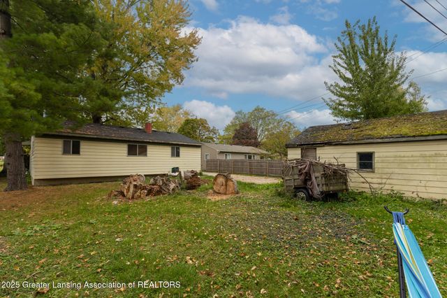 2039 Holly Way, Lansing, MI 48910