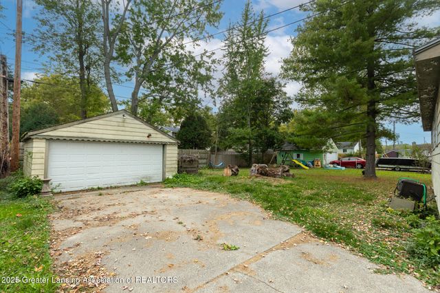 2039 Holly Way, Lansing, MI 48910