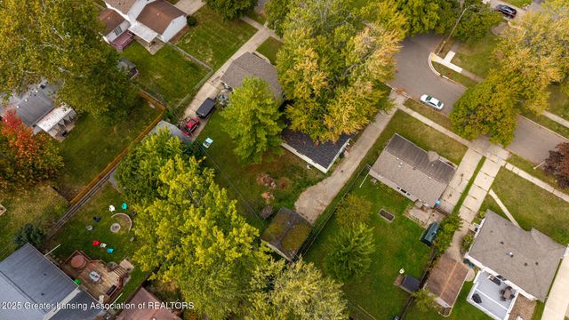 2039 Holly Way, Lansing, MI 48910