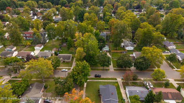 2039 Holly Way, Lansing, MI 48910