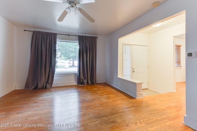 2039 Holly Way, Lansing, MI 48910