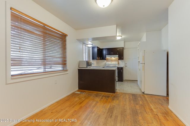 2039 Holly Way, Lansing, MI 48910