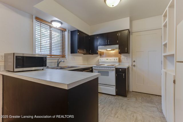 2039 Holly Way, Lansing, MI 48910