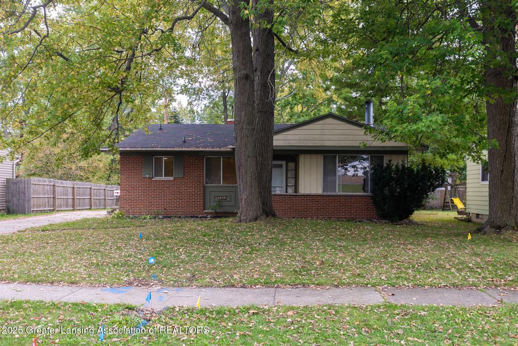 2039 Holly Way, Lansing, MI 48910