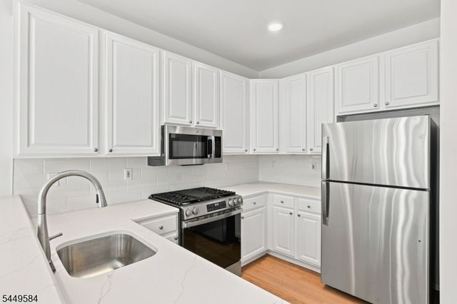 47 Lambiance Ct, Highland Park Boro, NJ 08904