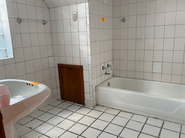 9134 S paxton Avenue, Chicago, IL 60617