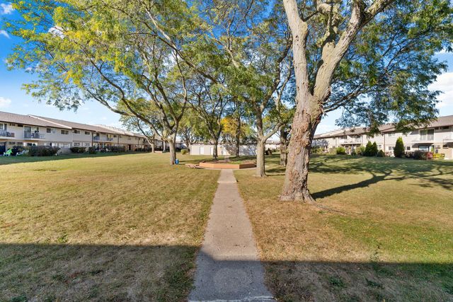 850 E Old Willow Road 108, Prospect Heights, IL 60070