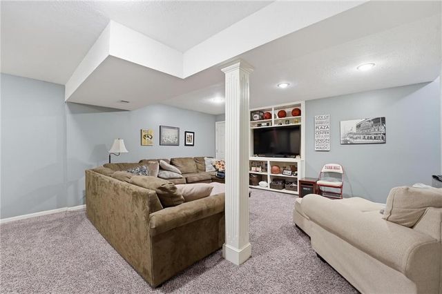 9611 N Ditzler Court, Kansas City, MO 64157