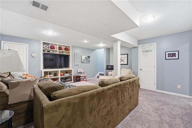 9611 N Ditzler Court, Kansas City, MO 64157