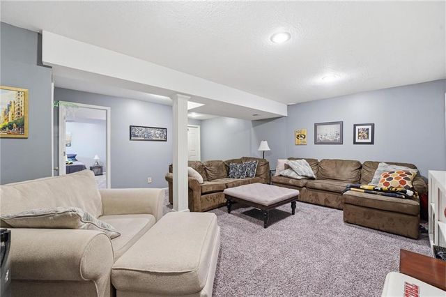 9611 N Ditzler Court, Kansas City, MO 64157