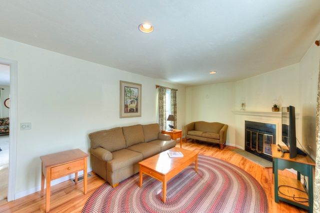 65 Brookdale Cir 65, Shrewsbury, MA 01545