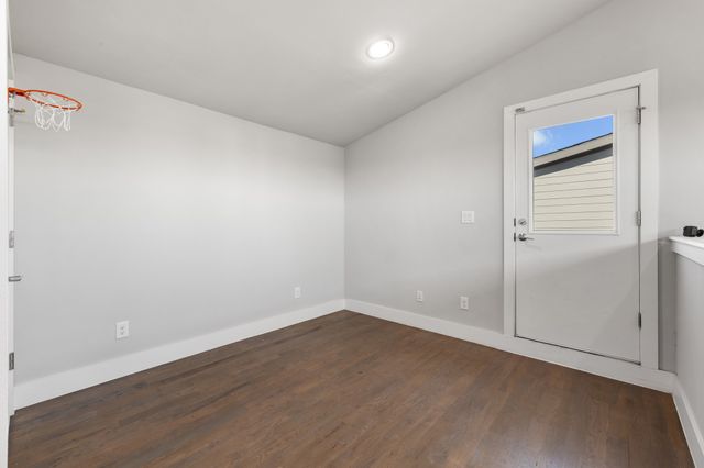 5818 Lindell Avenue B, Dallas, TX 75206