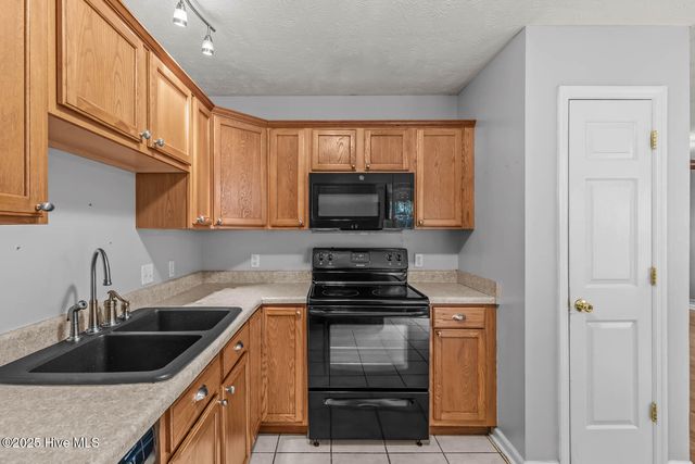 202 Wiltshire Court, Jacksonville, NC 28546