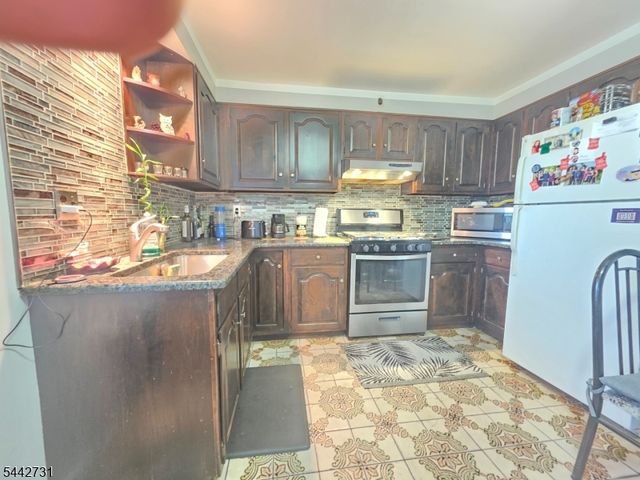 805 4Th Ave, Elizabeth City, NJ 07202