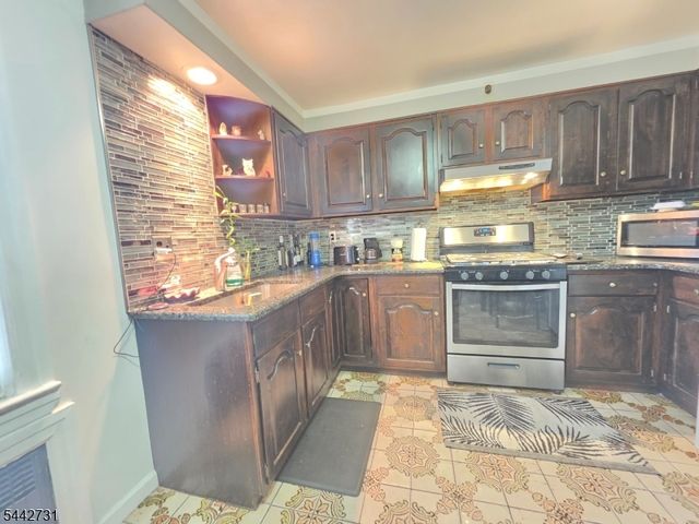 805 4Th Ave, Elizabeth City, NJ 07202