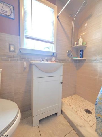 805 4Th Ave, Elizabeth City, NJ 07202