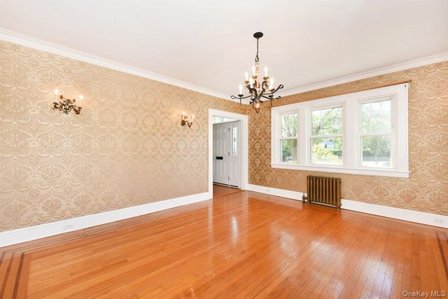 182 Ferncroft Road, Mineola, NY 11501