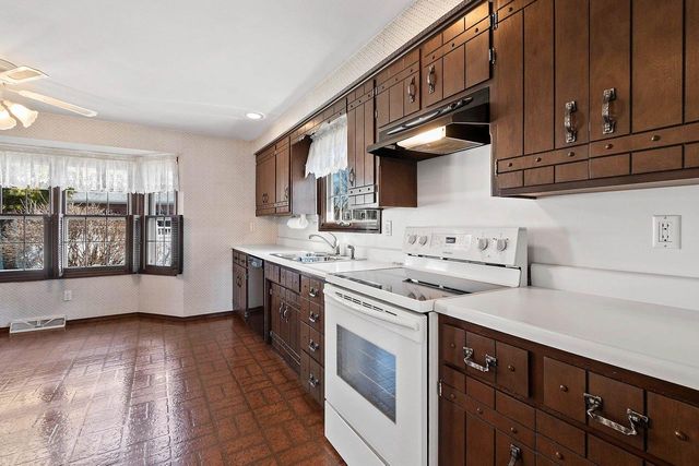 607 RIDGEVIEW COURT, Green Bay, WI 54301