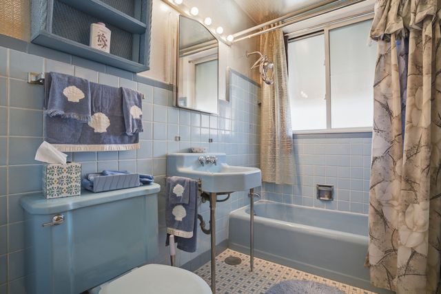 2711 W Balmoral Avenue, Chicago, IL 60625