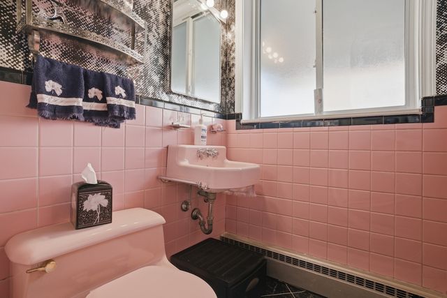 2711 W Balmoral Avenue, Chicago, IL 60625