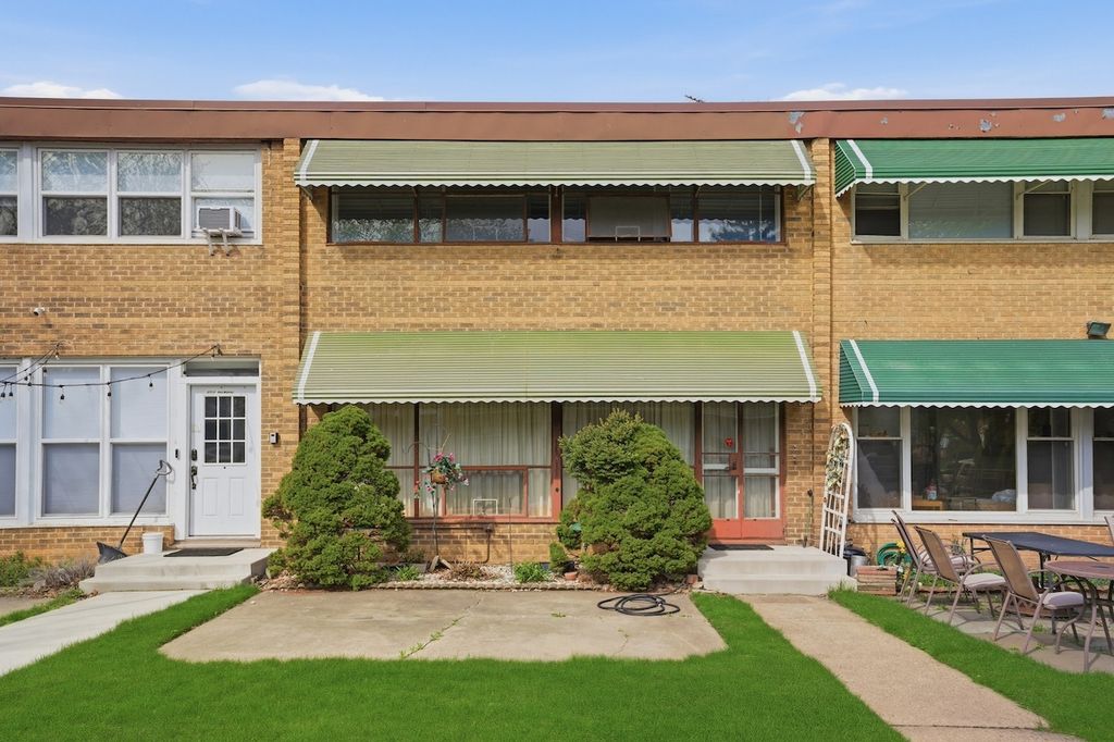 2711 W Balmoral Avenue, Chicago, IL 60625
