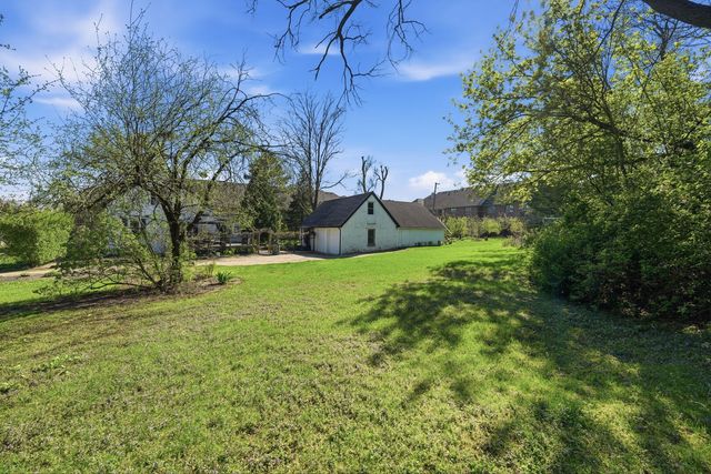 882 N FRANKLIN Avenue, Palatine, IL 60067