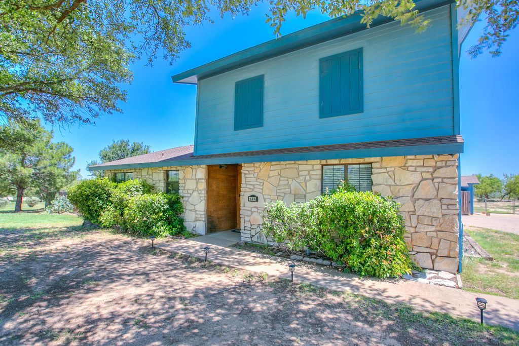 Image 3 of property listing at 136 Edinburgh Road, San Angelo, TX 76901