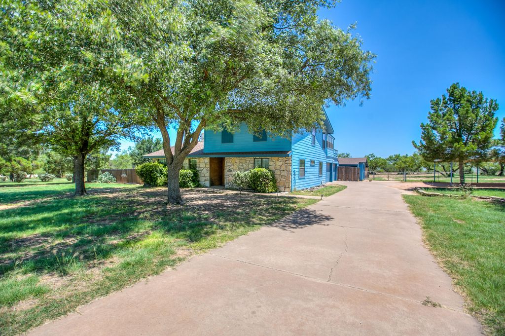Image 5 of property listing at 136 Edinburgh Road, San Angelo, TX 76901