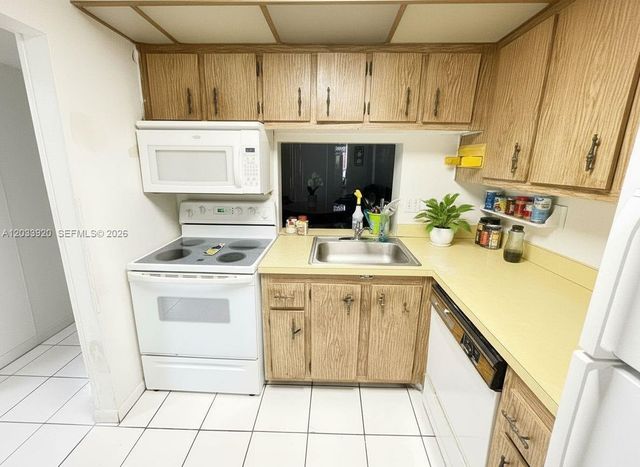 2800 NW 56th Ave F201, Lauderhill, FL 33313