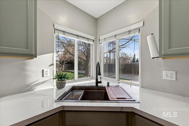 456 E Chapparosa Dr, Kuna, ID 83634