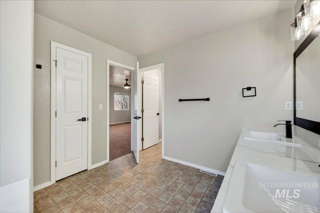 456 E Chapparosa Dr, Kuna, ID 83634