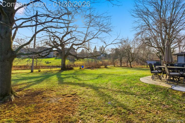 2876 Quincy Drive, Troy, MI 48085