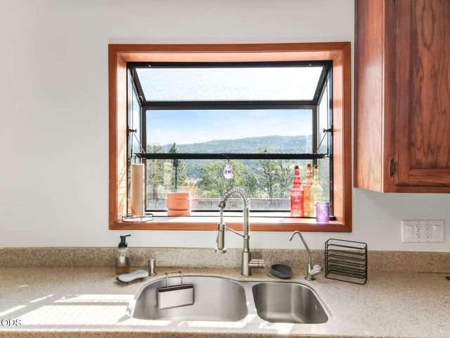 4000 E Antelope Road, Eagle Point, OR 97524