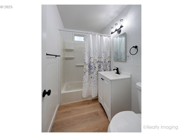 8225 Se RAYMOND Ct, Portland, OR 97266