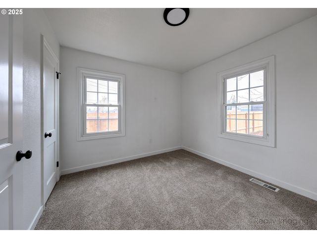 8225 Se RAYMOND Ct, Portland, OR 97266