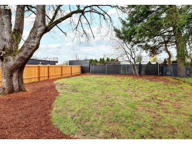 8225 Se RAYMOND Ct, Portland, OR 97266