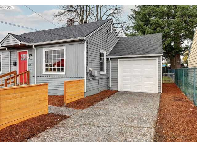 8225 Se RAYMOND Ct, Portland, OR 97266